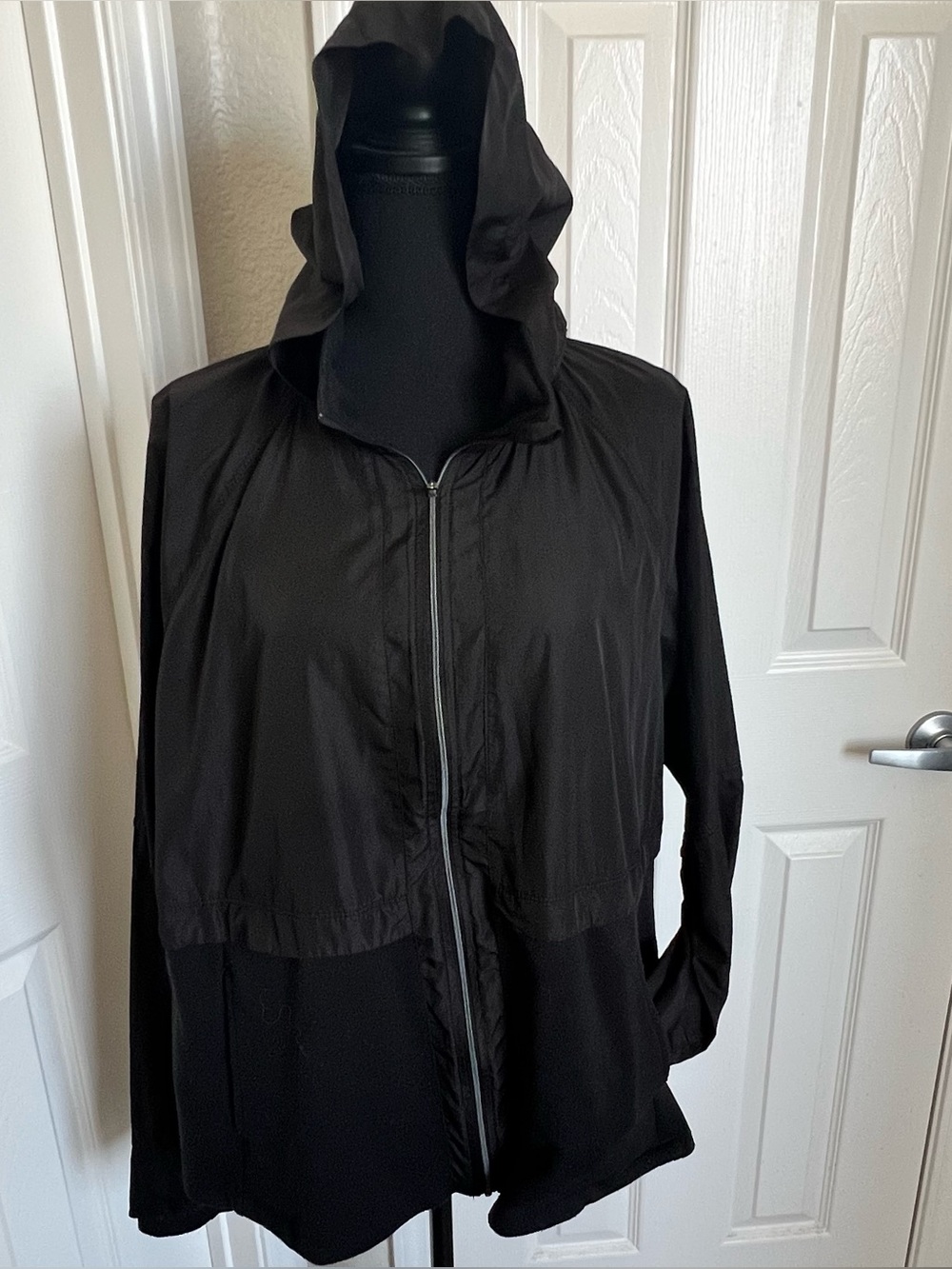 Women's Black Windbreaker Jacket Hidden Hood w Reflective Strip Size XL (16-18)